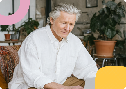 Homme retraité dans salon