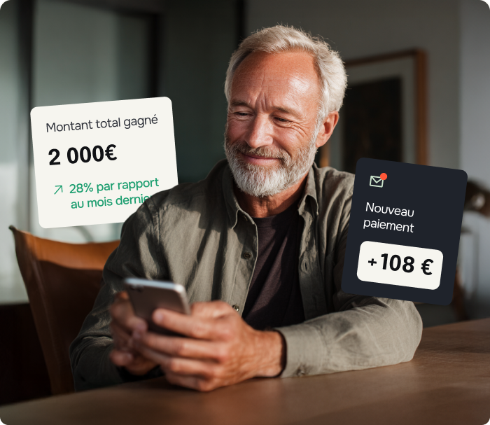 Homme souriant avec téléphone